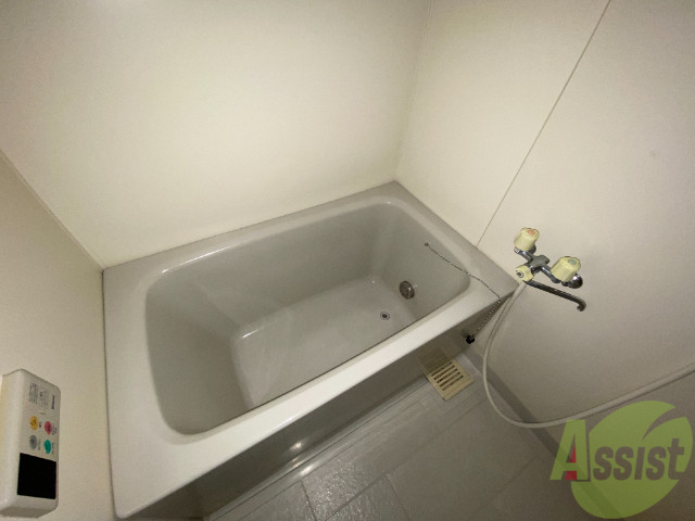 バス・シャワールーム　バスルームは狭すぎず、シャワーも浴びやすそうです。