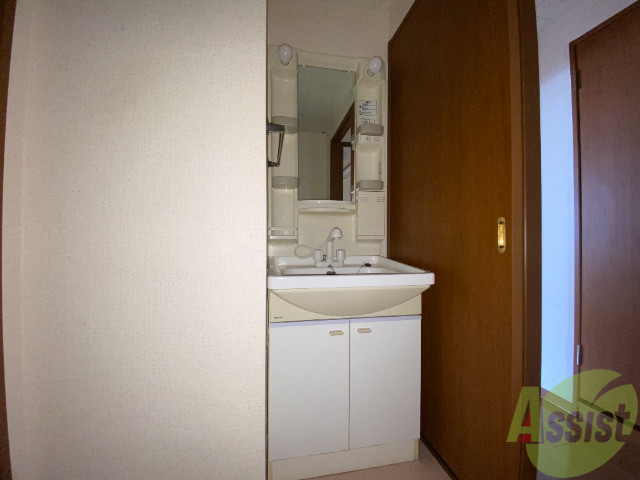 洗面設備　洗面台は独立していて、朝の準備も捗りそうです。