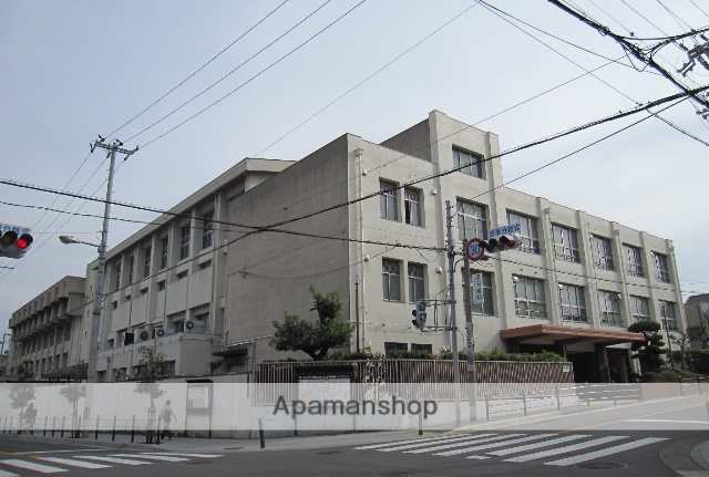 中学校　高津中学校（中学校）まで439m