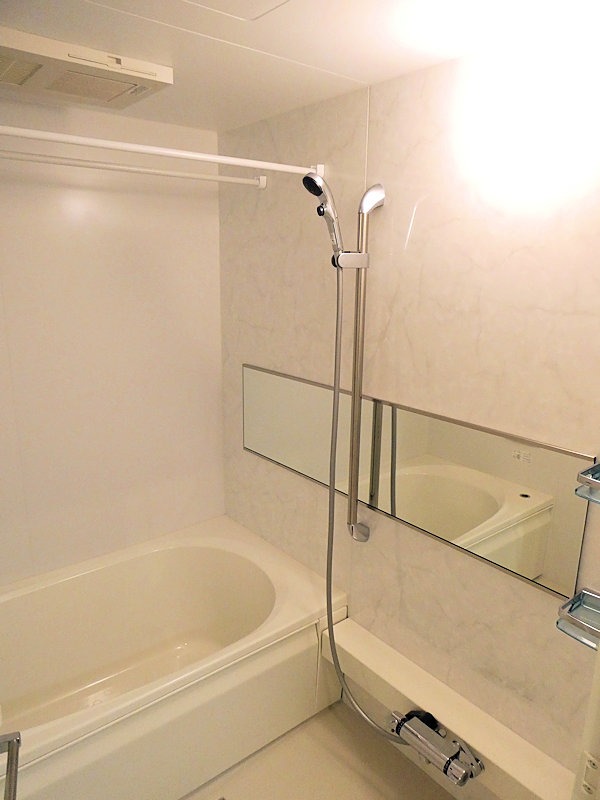 バス・シャワールーム　追い焚き・浴室乾燥機能付きのバスルーム！