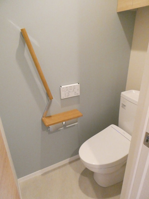 トイレ　清潔感のある温水洗浄便座のトイレには便利な収納棚付き！