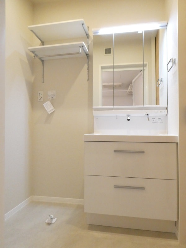 洗面設備　大きい鏡の洗面台は朝の支度にも大活躍！