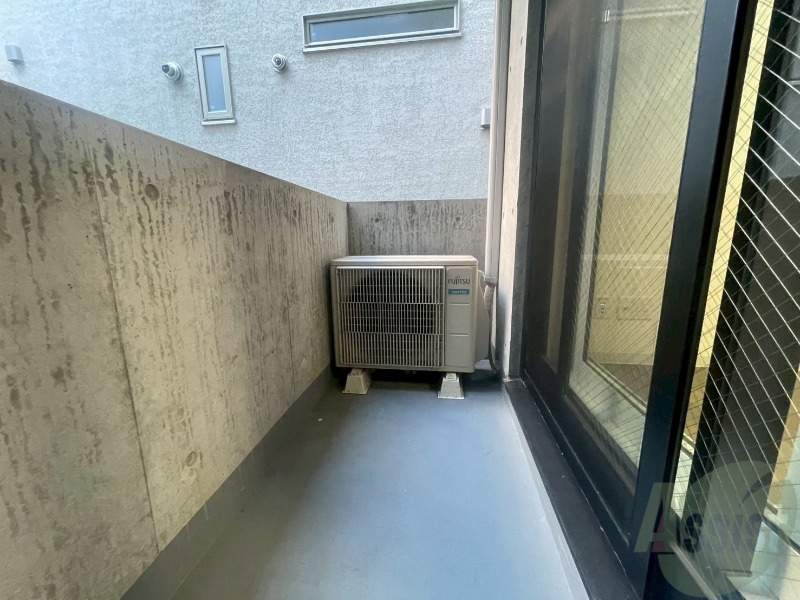 バルコニー　バルコニー。洗濯物がはかどりそうな広さがありますよ。