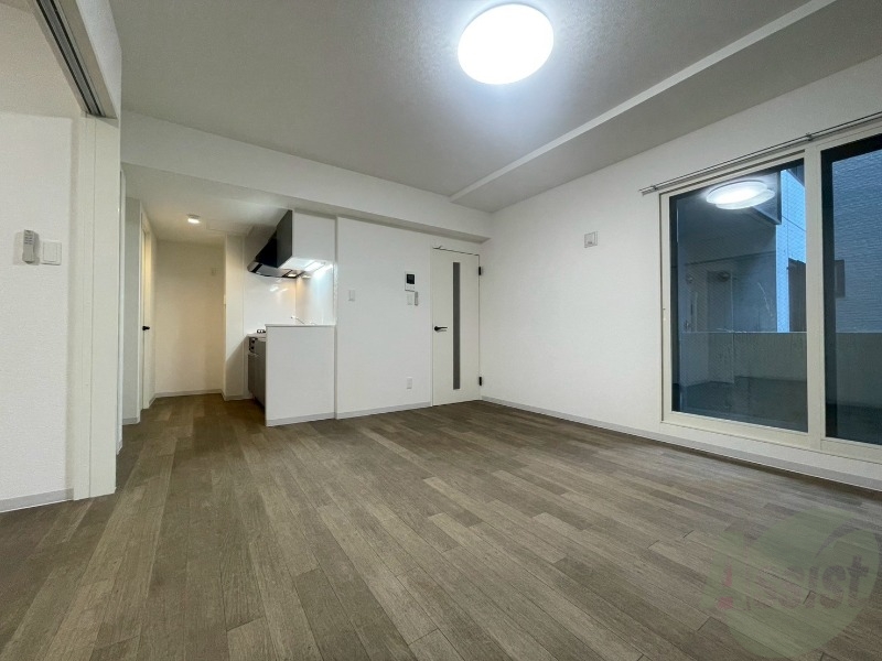 居室・リビング　１３．２帖のＬＤＫ。引き戸を開けると解放感がありそう。