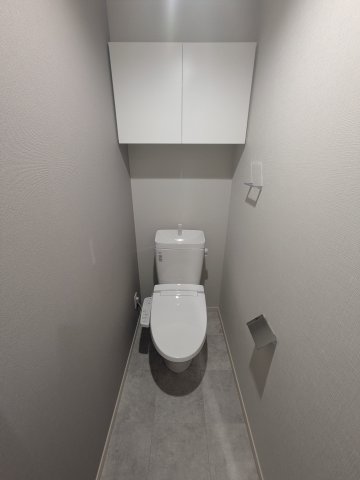 トイレ　落ち着いた色調のトイレです