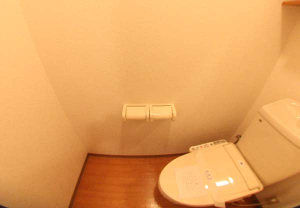 トイレ　落ち着いた色調のトイレです