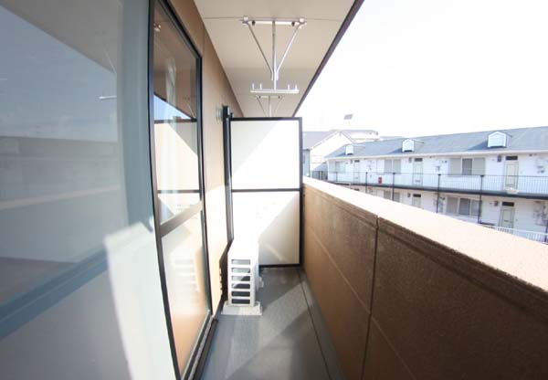 バルコニー　暖かな日差しのふりそそぐバルコニー