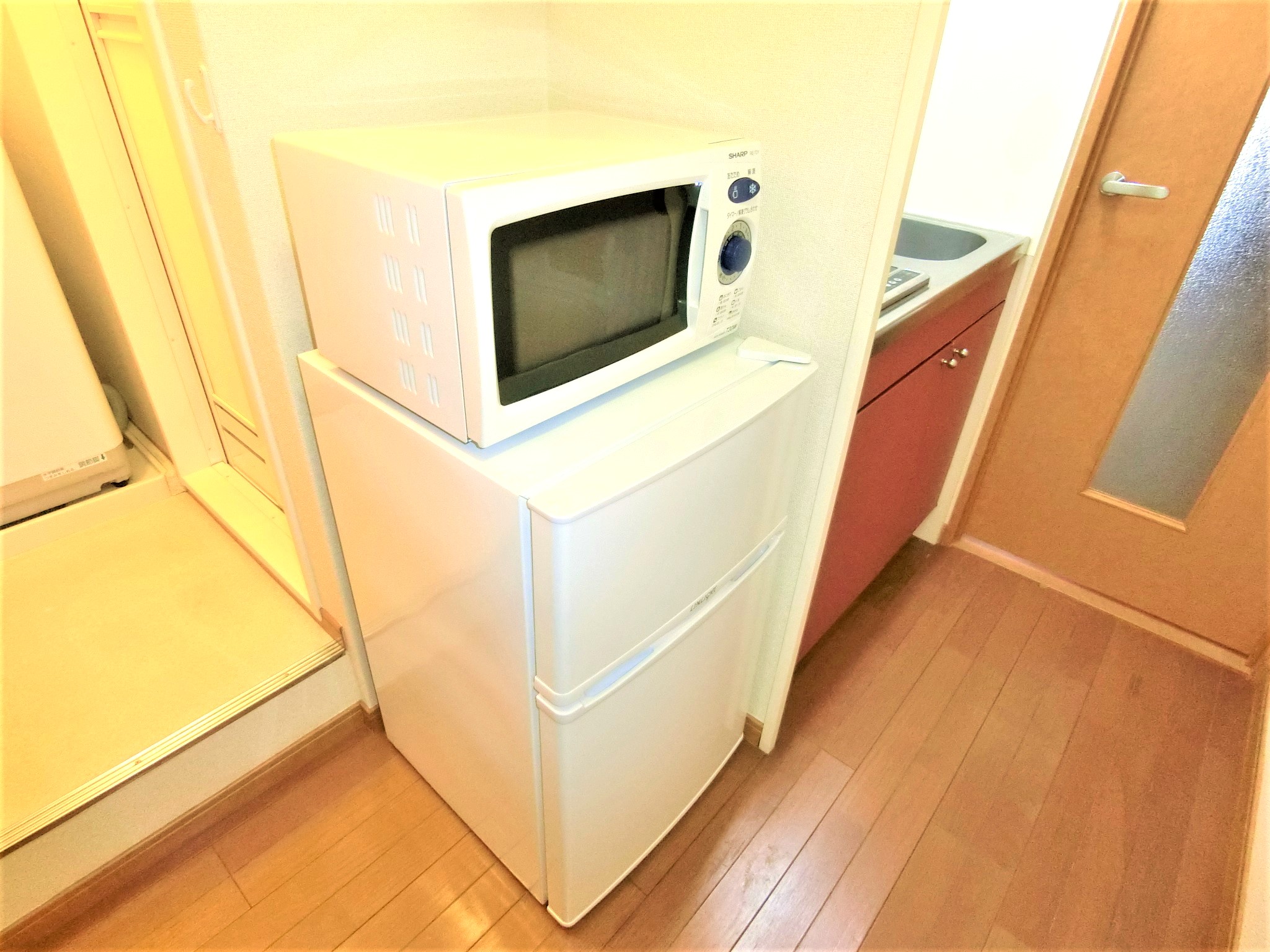 キッチン　キッチンに２口コンロと２ドア冷蔵庫・電子レンジを完備です☆