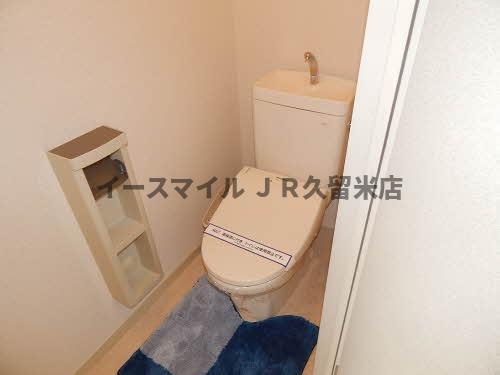 トイレ　落ち着いた色調のトイレです