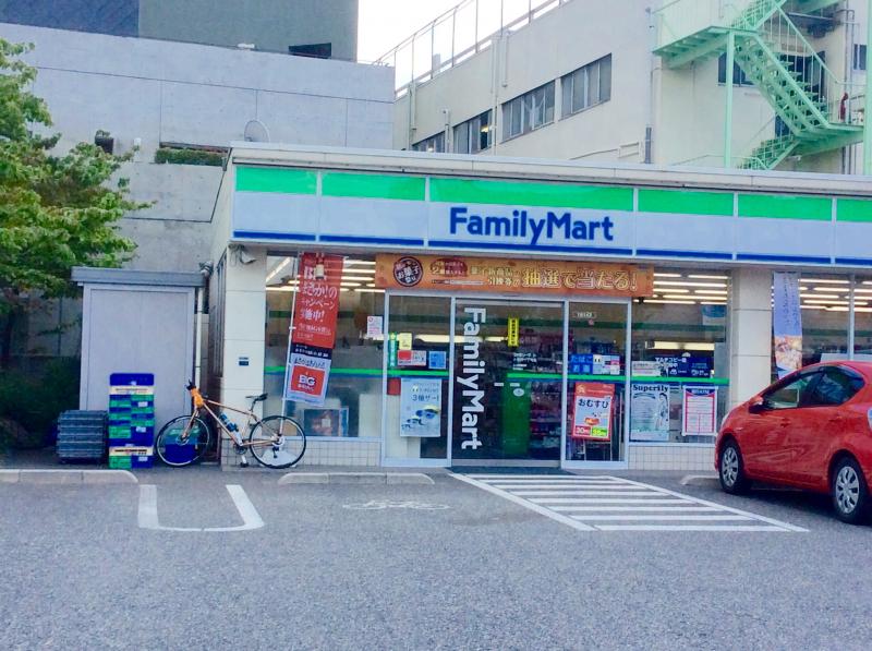 コンビニ　ファミリーマート 小豆沢一丁目店（コンビニ）まで328m