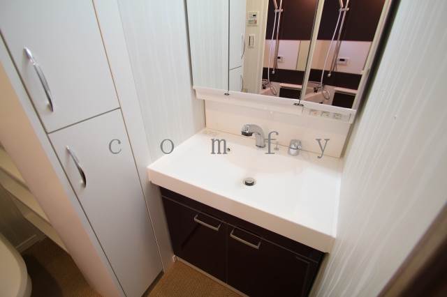 洗面設備　シャワー付き独立洗面台