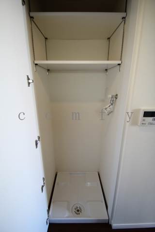 その他設備　扉付きの室内洗濯機置場