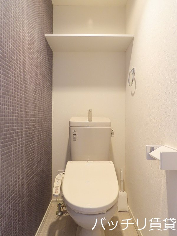 トイレ　画像は別号室タイプの為、現状を優先致します。