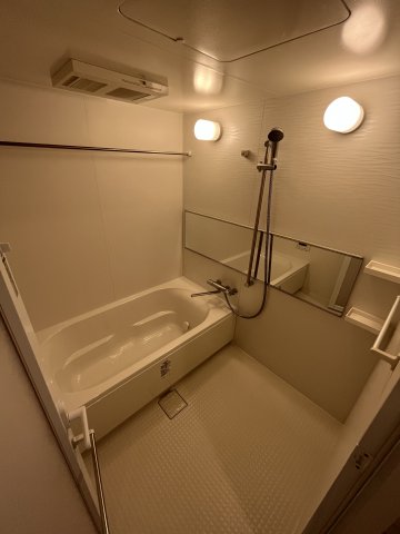 バス・シャワールーム　浴室乾燥・追い焚き機能付き♪