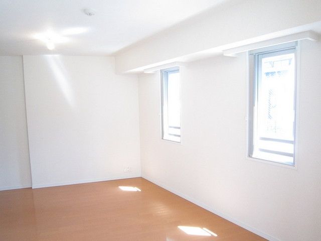 居室・リビング　2階角部屋、2面採光