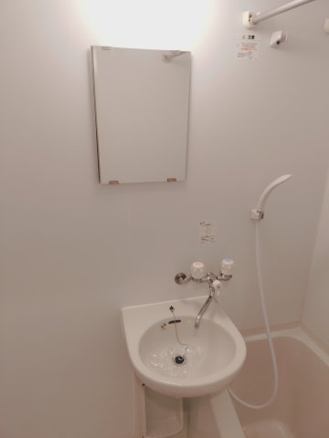 洗面設備　鏡もついてきれいな洗面台です