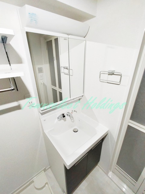 洗面設備　明るい洗面所です