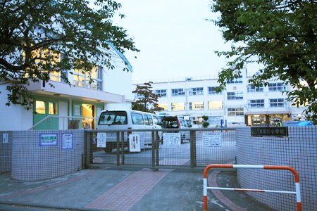 小学校　足立区立栗原北小学校（小学校）まで573m