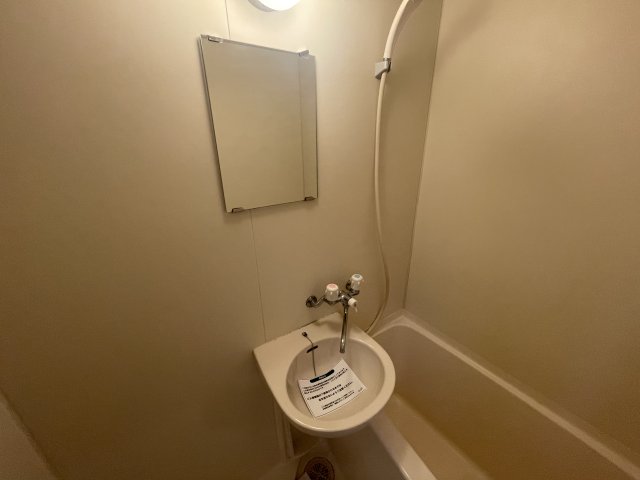 洗面設備　浴室内に洗面台がついています♪