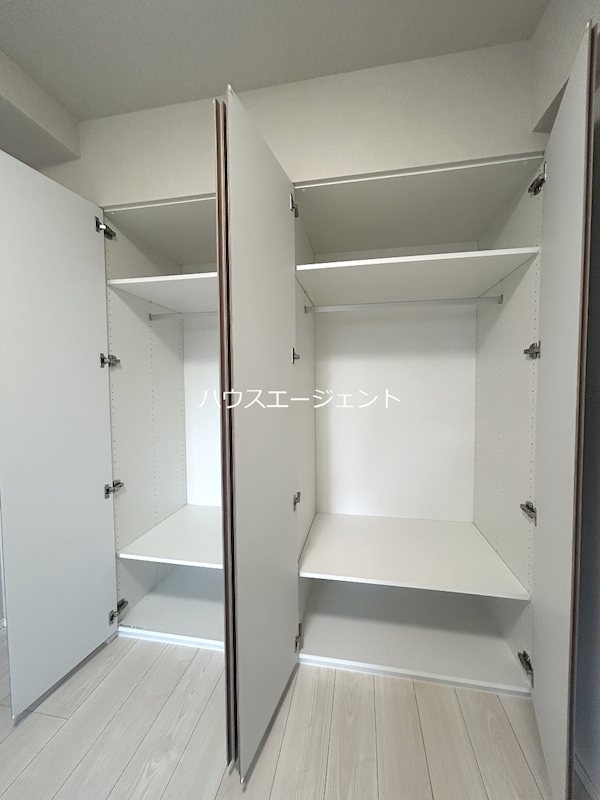 収納　洋室のクローゼット、たくさん収納できます。