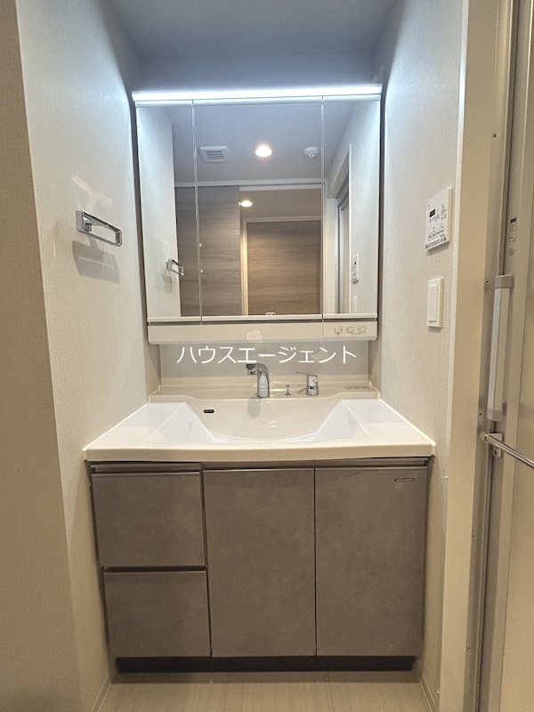 洗面設備　大きな鏡付のシャンプードレッサーです。