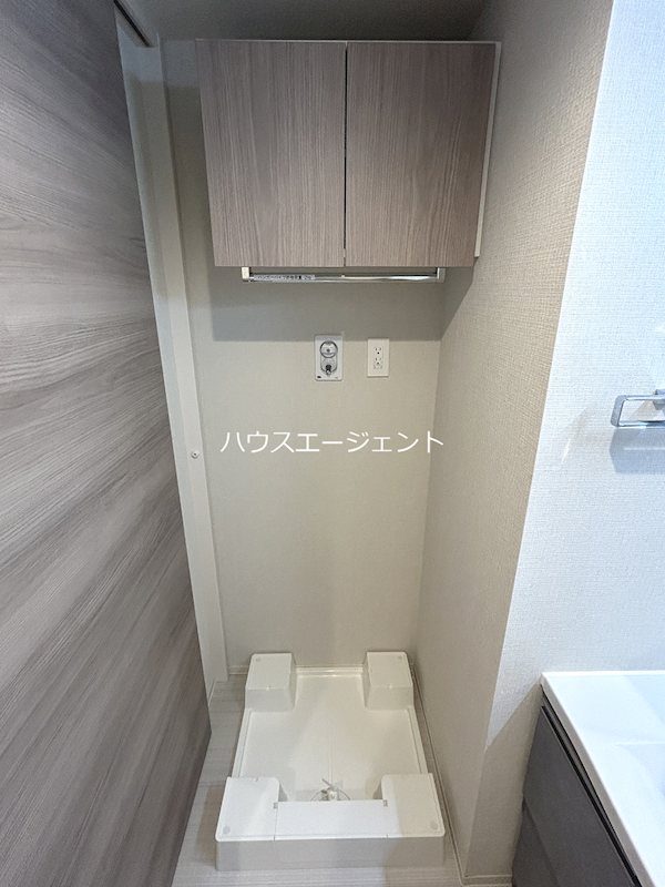 その他設備　洗濯機置場の上には収納付きで便利です。
