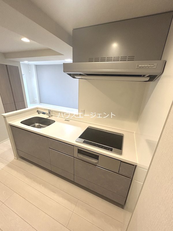 キッチン　3口IHヒーターのシステムキッチンです。