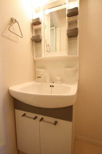 洗面設備　身だしなみを整える独立洗面化粧台です