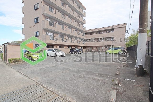 駐車場　ゆったりとした玄関です