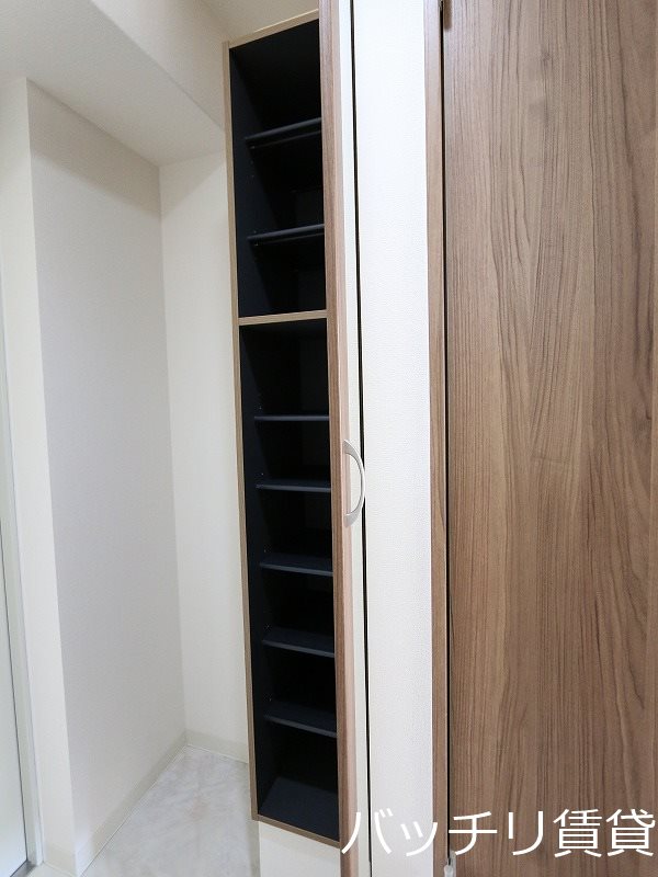 玄関　別号室タイプの為、現状を優先致します。