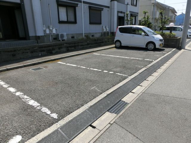 駐車場　玄関側に駐車場があります。