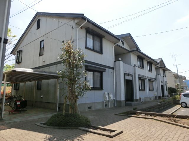 建物外観　スーパーやドラッグストアが近いですよ。