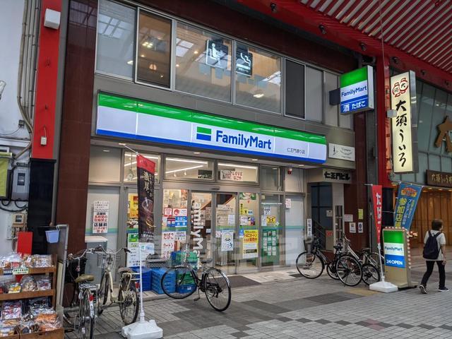 コンビニ　ファミリーマート　仁王門通り（コンビニ）まで114m