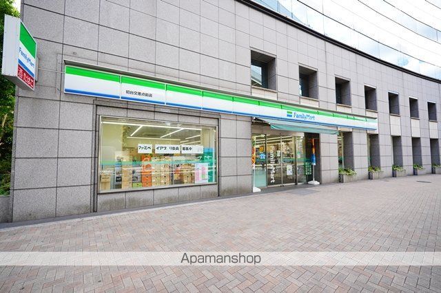 コンビニ　ファミリーマート初台交差点前店（コンビニ）まで663m