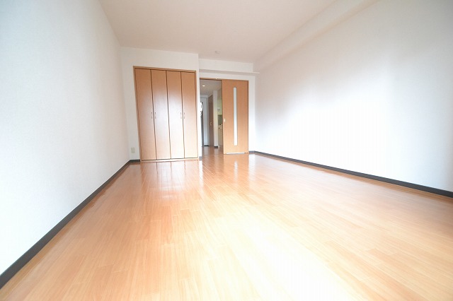 居室・リビング　11帖の広々洋室。