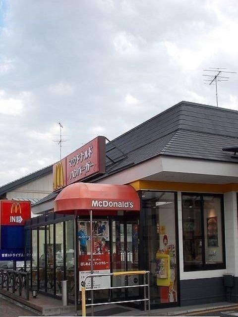飲食店　マクドナルドあきる野小川店（飲食店）まで350m