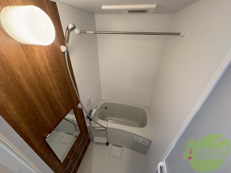 バス・シャワールーム　浴室です。浴槽は体全身が浸かるくらいの大きさです。