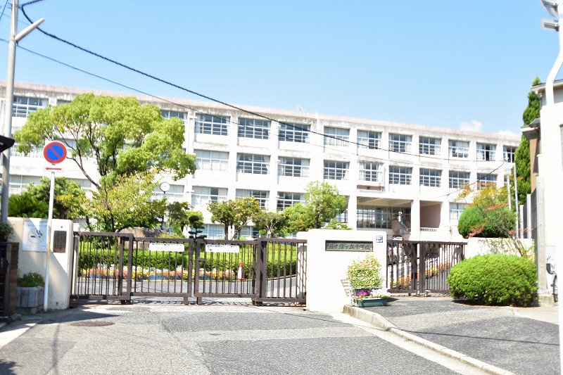 中学校　府中町立府中緑ケ丘中学校（中学校）まで589m