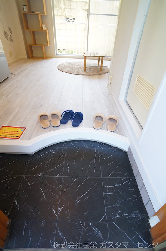 玄関　※同建物参考写真です（実際のお部屋とは異なります）