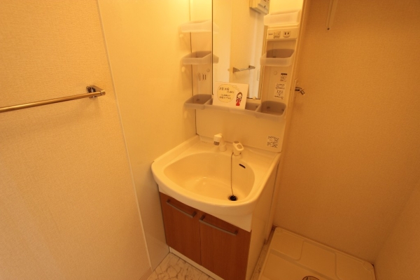 洗面設備　独立洗面台で朝の準備も快適です♪