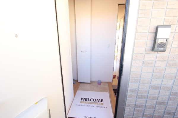 玄関　玄関を入るとホールがあります