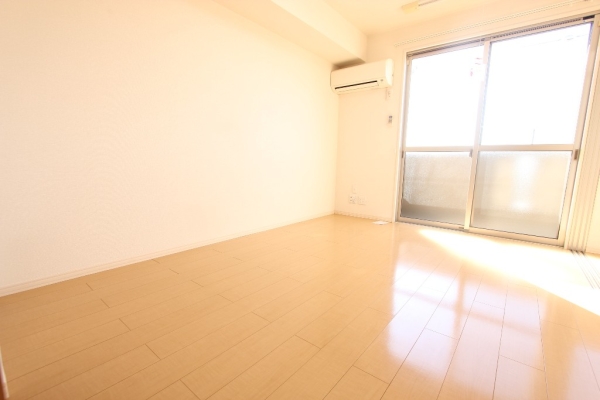 居室・リビング　LDK9.7帖、ダウンライト採用