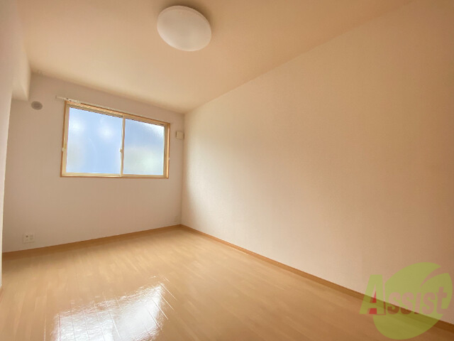 その他部屋・スペース　寝室には窓が付いているので開放感がありますね。