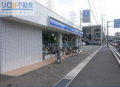 コンビニ　ローソン伊丹南町４丁目店（コンビニ）まで642m