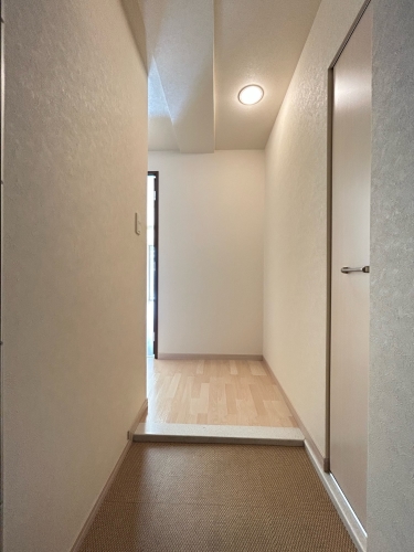 玄関　別部屋の参考写真のため、現況を優先します。