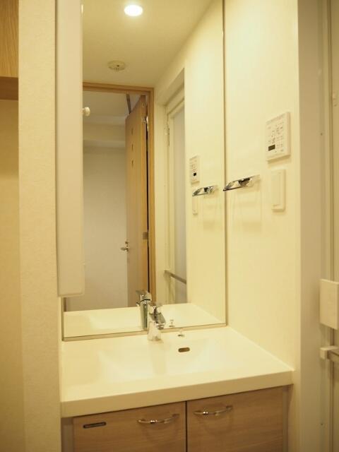 洗面設備　朝の支度にも助かる、独立の洗髪洗面化粧台