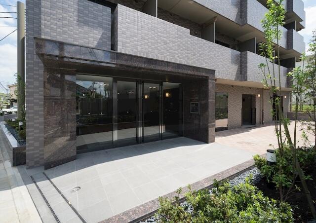 エントランス　落ち着いたエントランスです