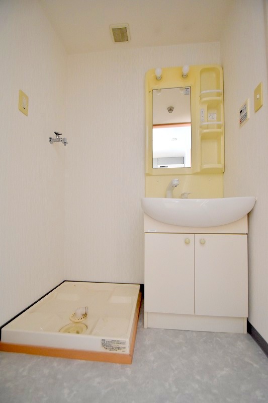 洗面設備　☆白を基調としたおしゃれな脱衣所です☆