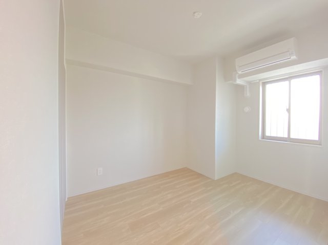 その他部屋・スペース　落ち着いた色調の寝室です