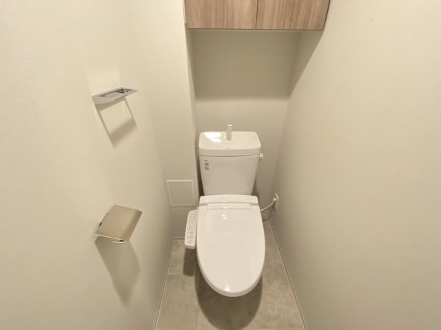 トイレ　落ち着いた色調のトイレです